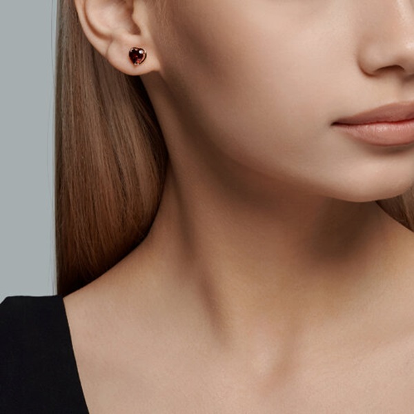 Серьги пусеты из красного золота с гранатами