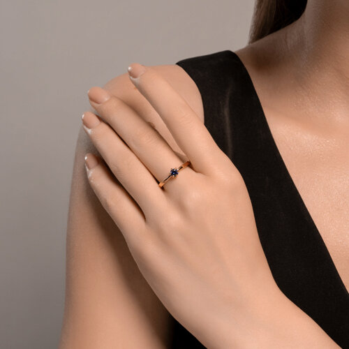 Кольцо из красного золота с корундом