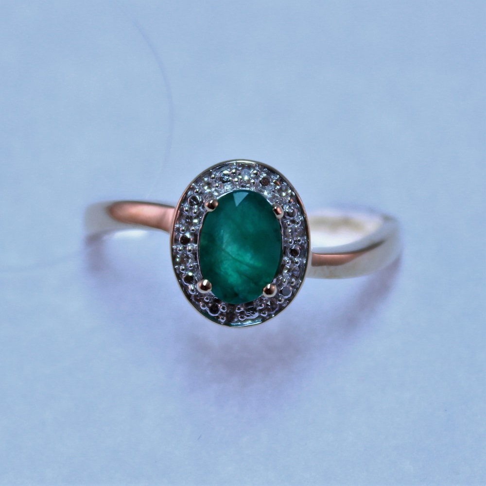 Кольцо из красного золота с изумрудом и бриллиантами