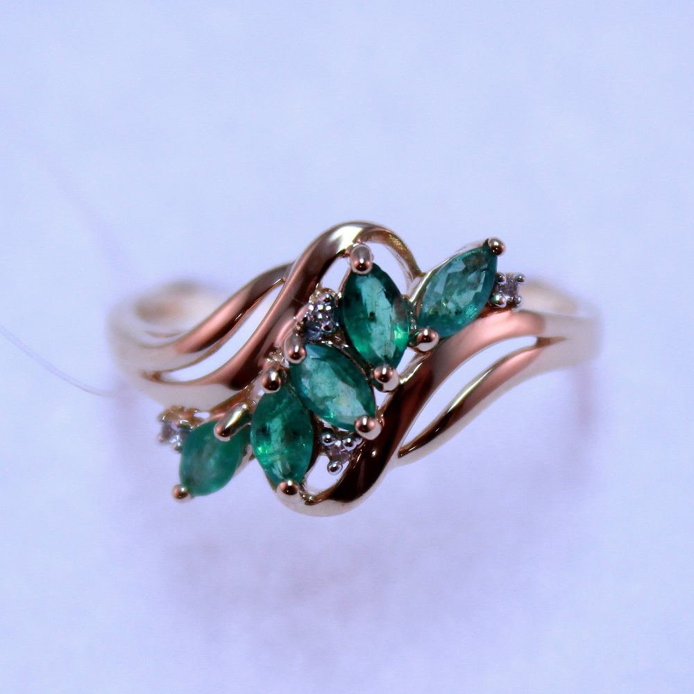 Кольцо из красного золота с изумрудами и бриллиантами