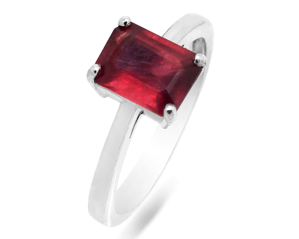 Кольцо из серебра с корундом