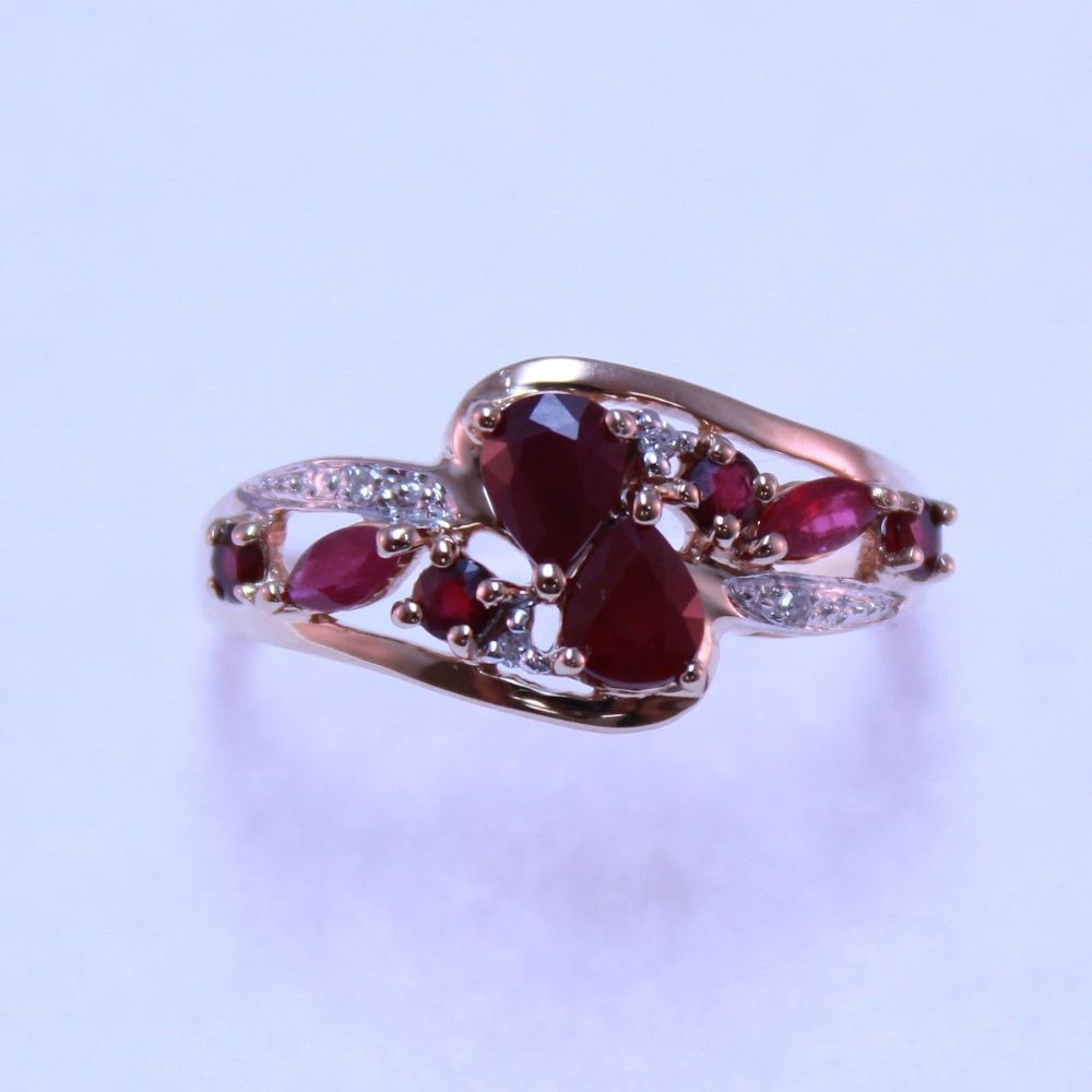 Кольцо из красного золота с рубинами и бриллиантами