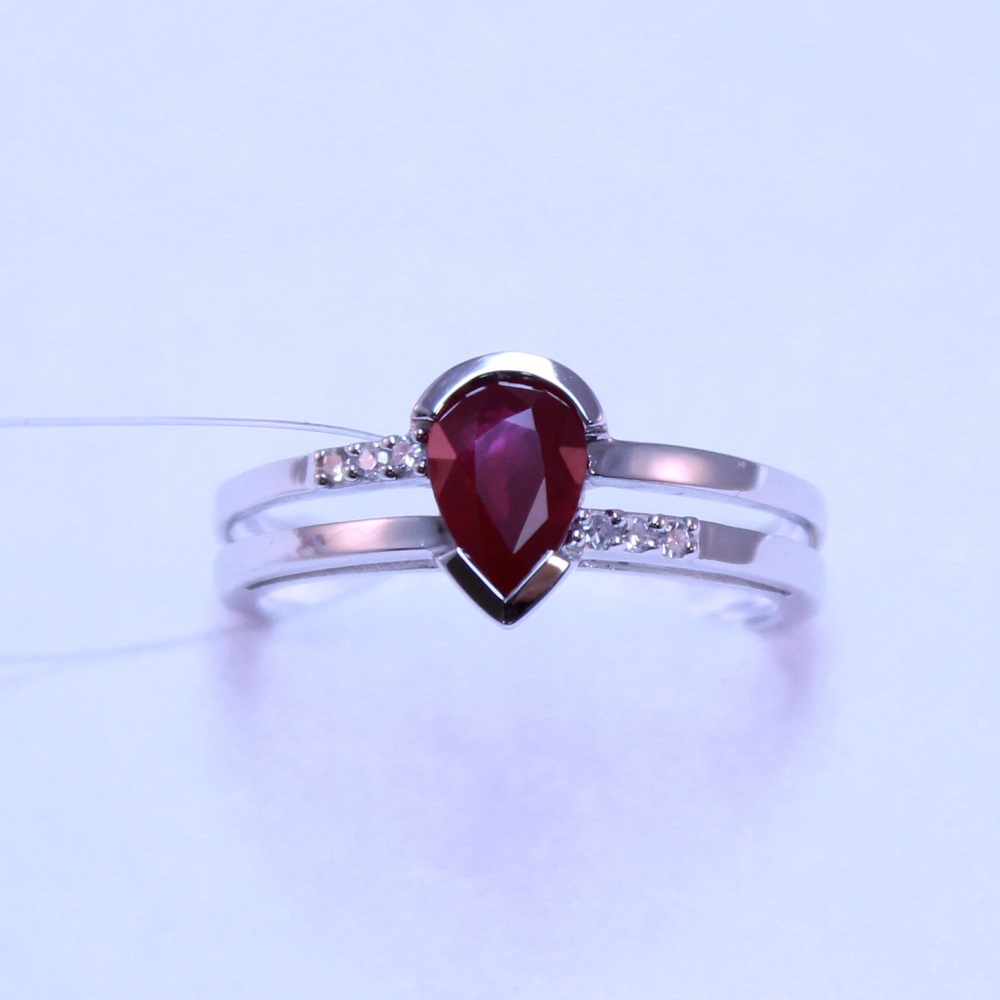 Кольцо из белого золота с рубином и бриллиантами