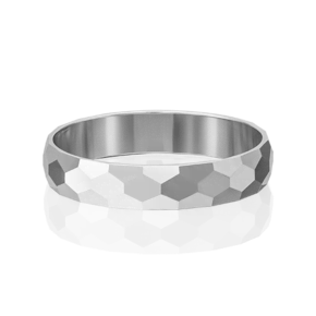 Обручальное кольцо из белого золота с алмазной гранью