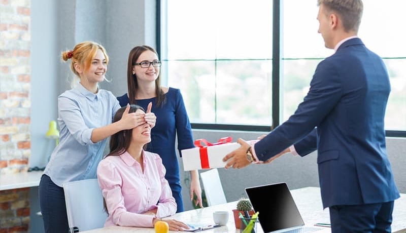 Идеи подарка на юбилей 50 лет женщине-коллеге от коллектива