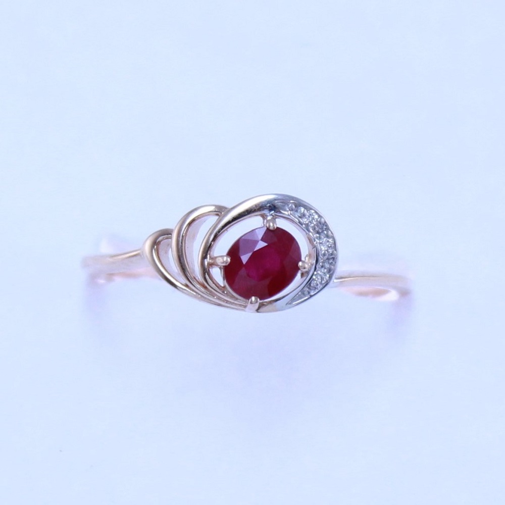 Кольцо из красного золота с рубином и бриллиантами