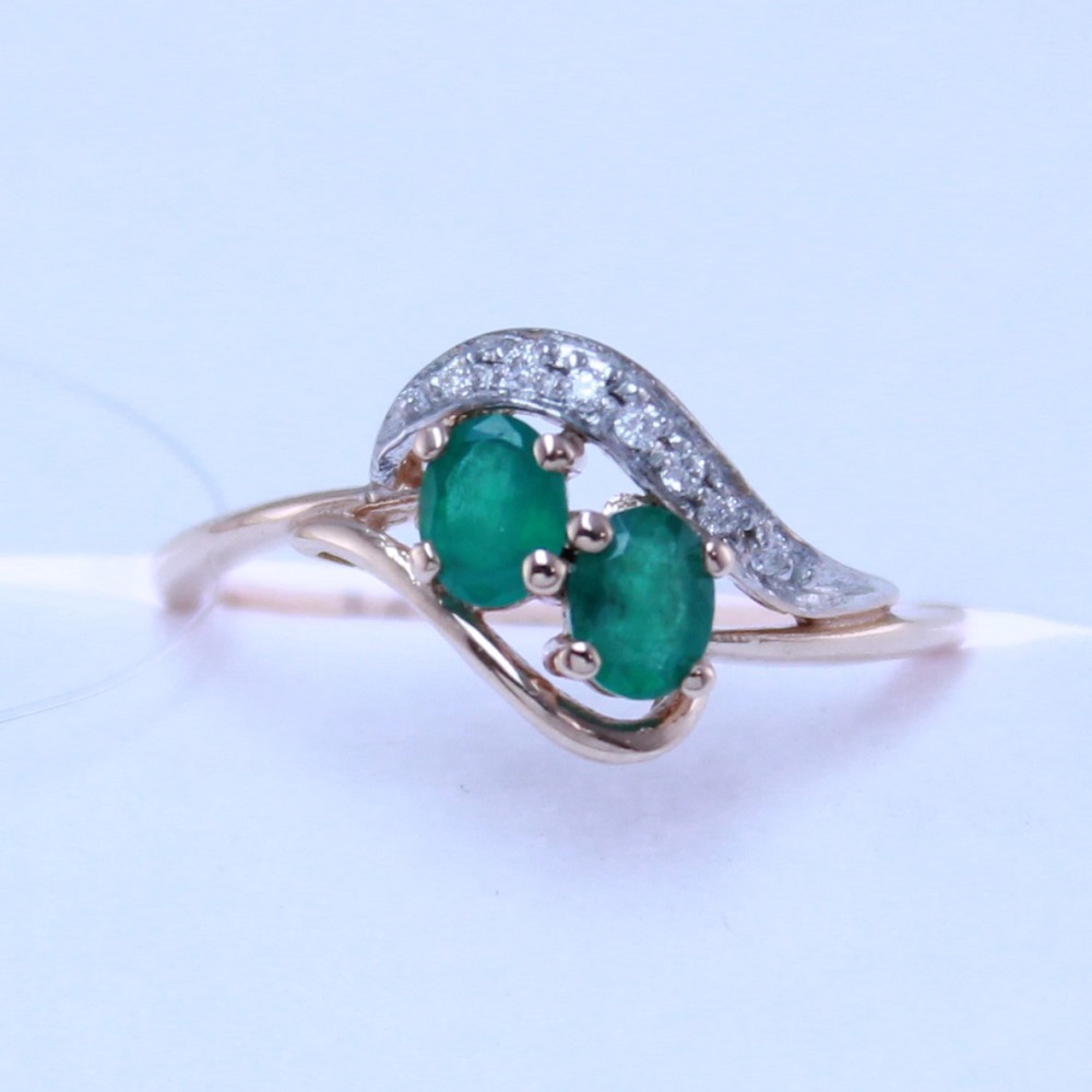 Кольцо из красного золота с изумрудами и бриллиантами