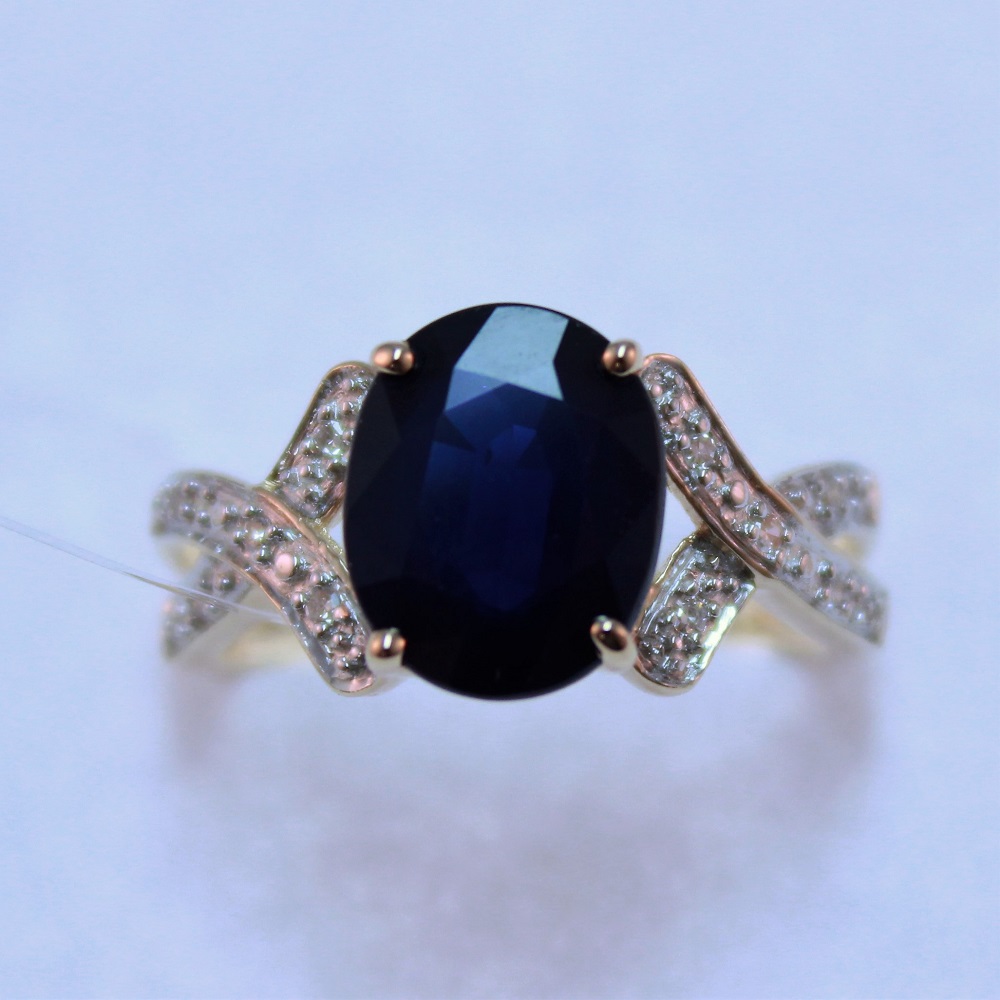 Кольцо из золота с сапфиром и бриллиантами