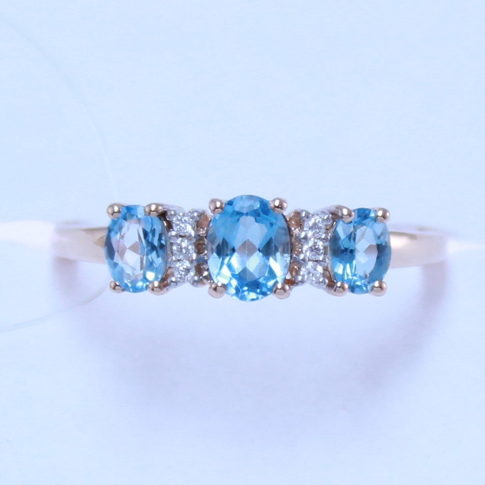 Кольцо из красного золота с топазами и бриллиантами