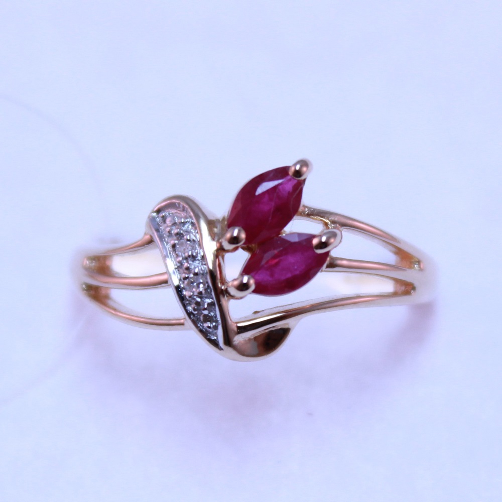 Кольцо из красного золота с рубинами и бриллиантами