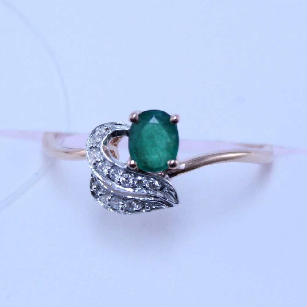 Кольцо из красного золота с изумрудом и бриллиантами