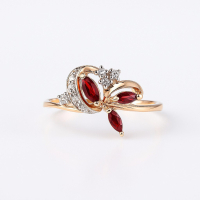 Кольцо из красного золота с рубинами и бриллиантами