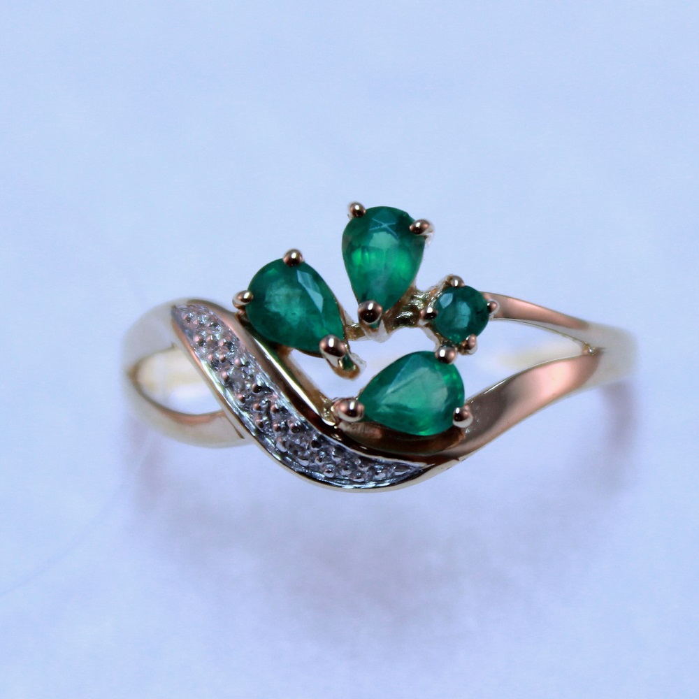 Кольцо из красного золота с изумрудами и бриллиантами