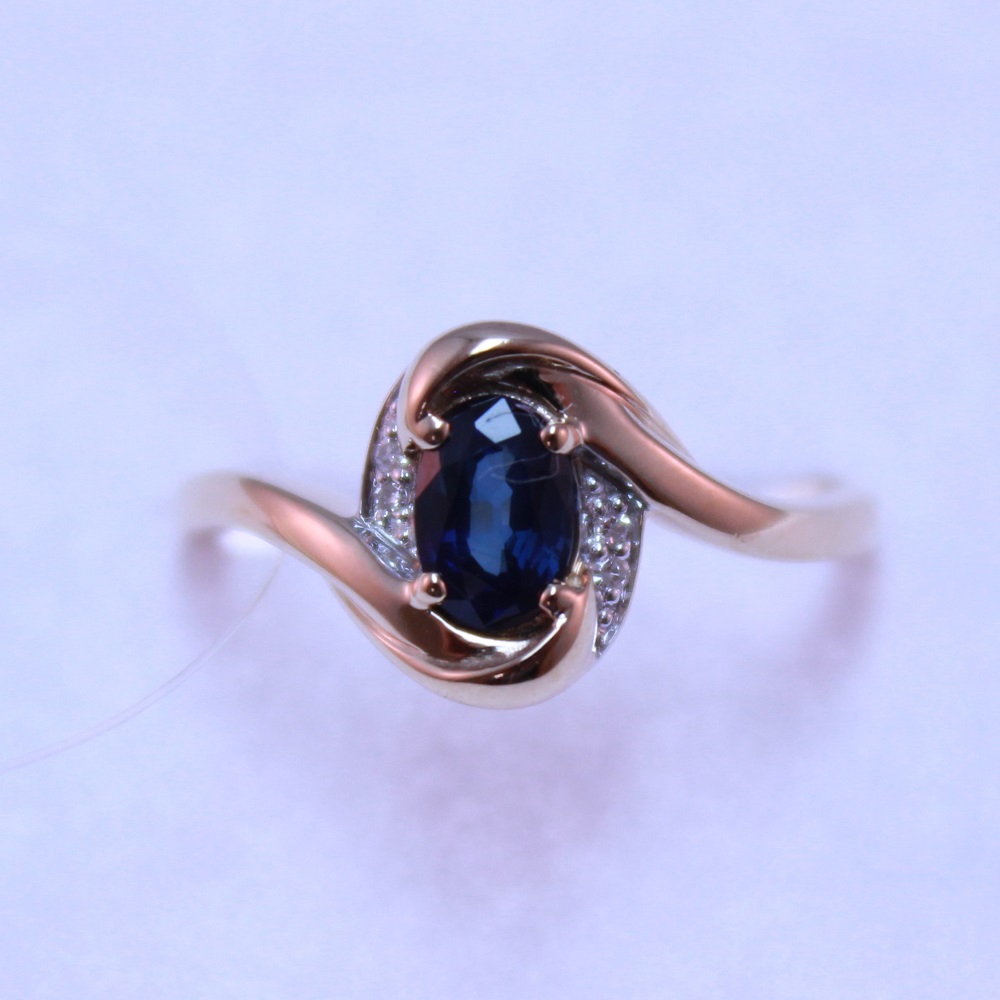 Кольцо из красного золота с сапфиром и бриллиантами