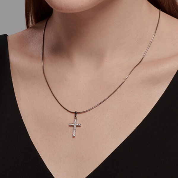 Декоративный крестик из белого золота с бриллиантами