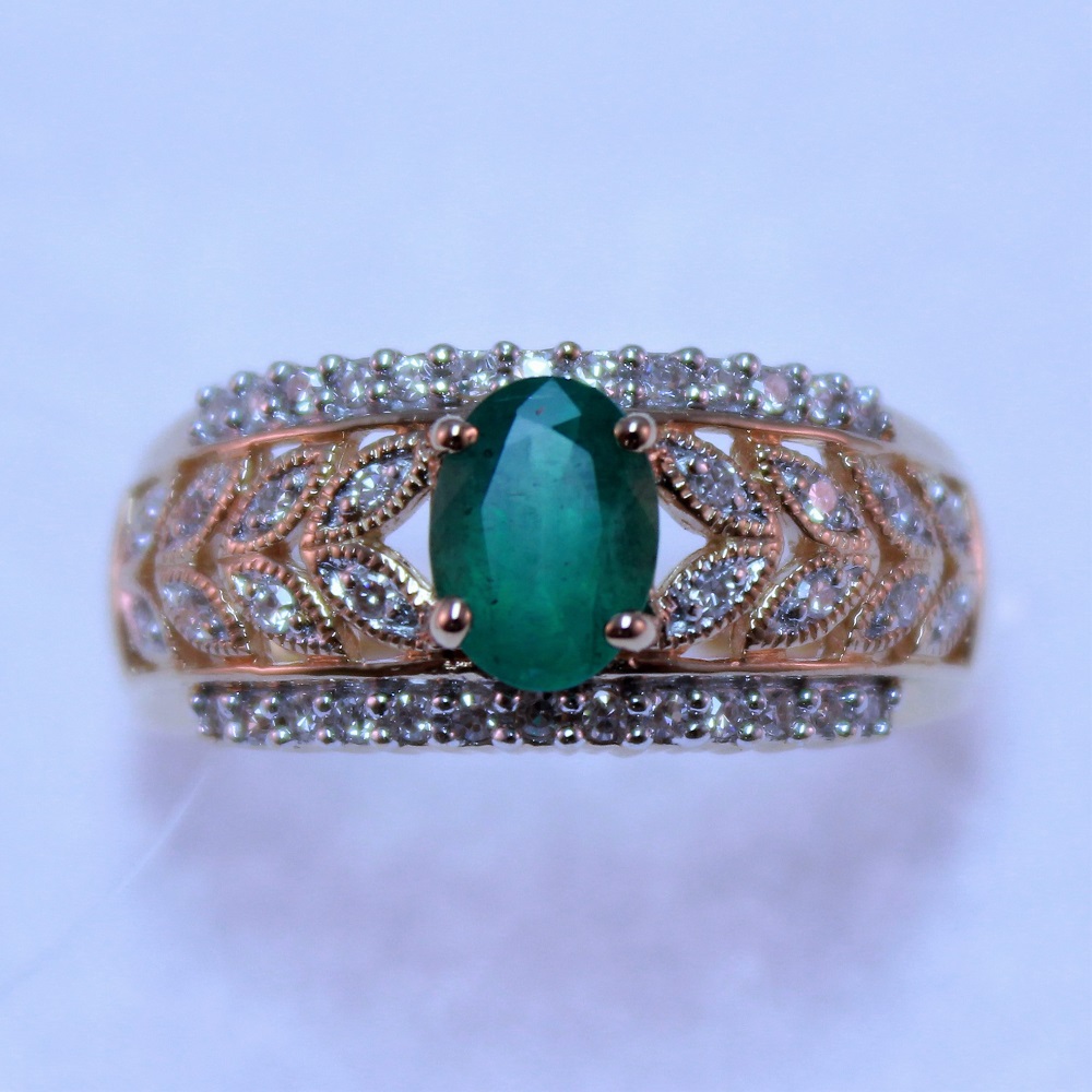 Кольцо из красного золота с изумрудом и бриллиантами