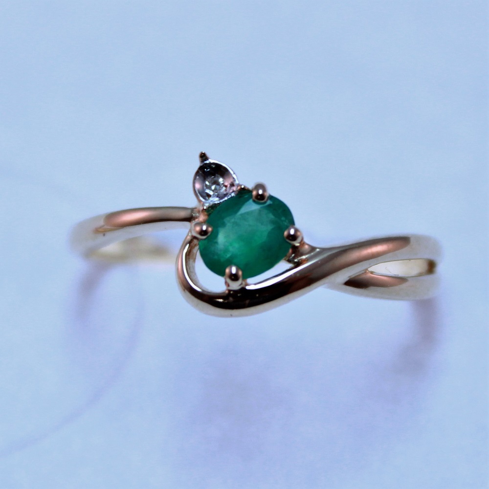 Кольцо из красного золота с изумрудом и бриллиантом