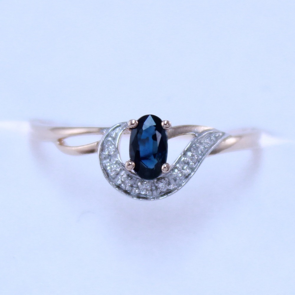 Кольцо из красного золота с сапфиром и бриллиантами