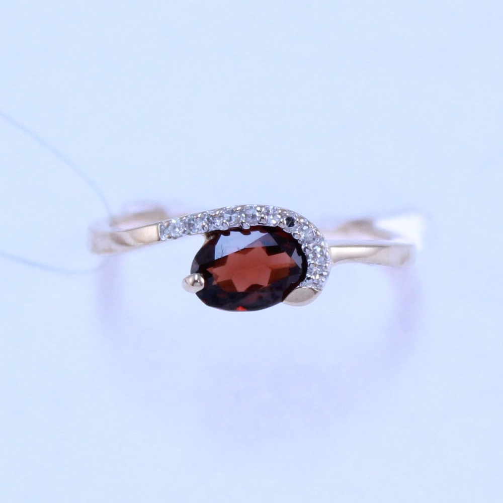 Кольцо из красного золота с гранатом и бриллиантами