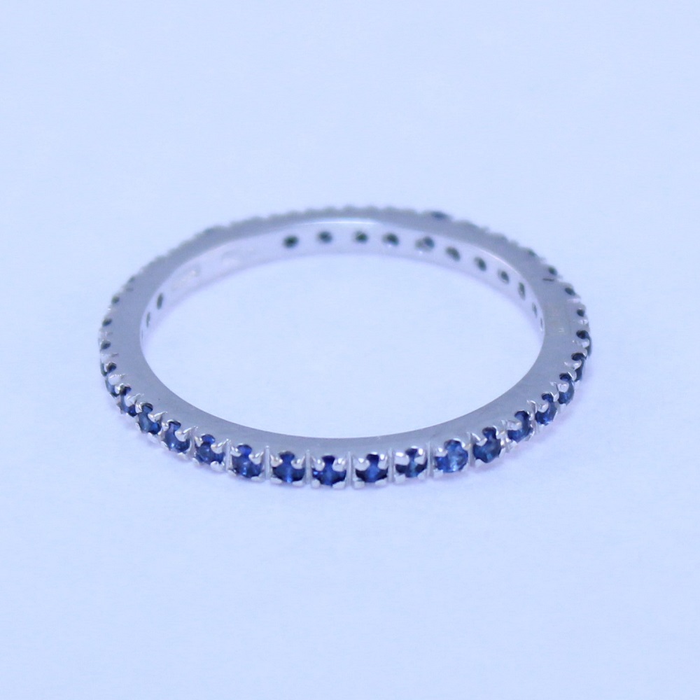 Кольцо из белого золота с сапфирами