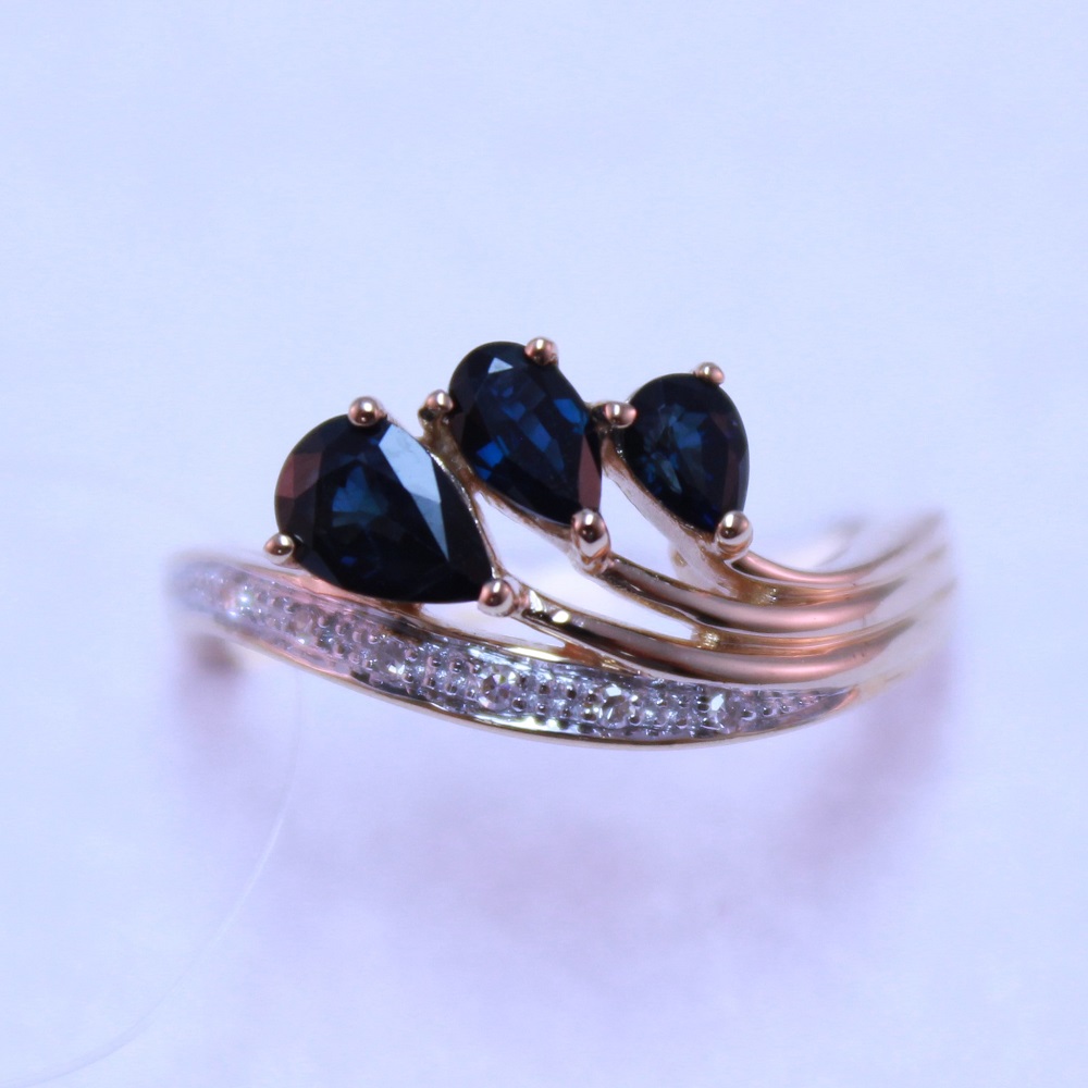 Кольцо из золота с сапфирами и бриллиантами