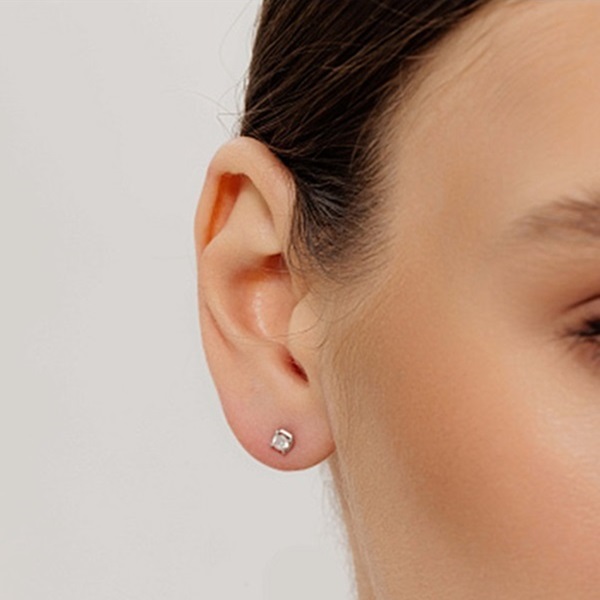 Серьги пусеты из белого золота с бриллиантами