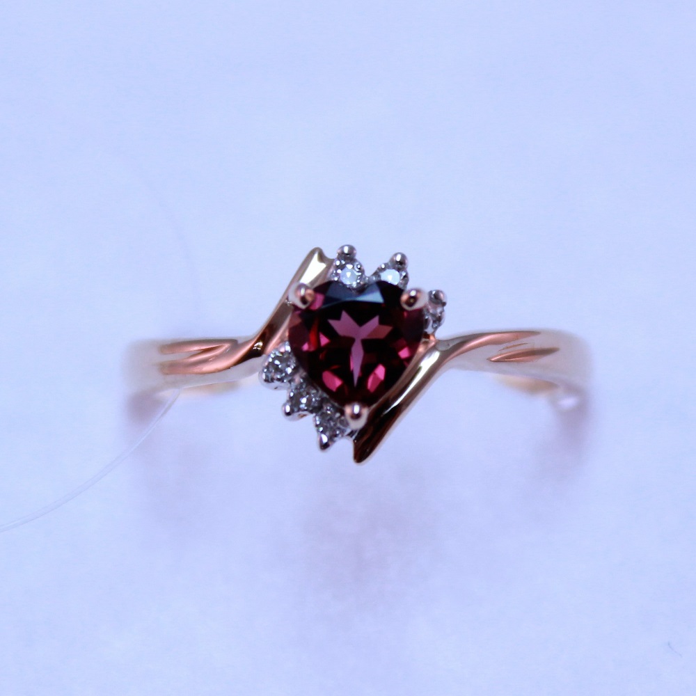 Кольцо из красного золота с родолитом и бриллиантами