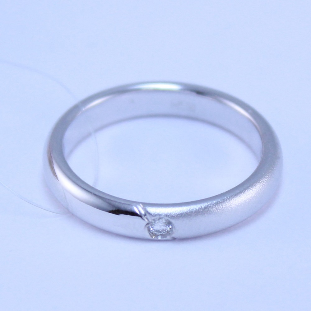 Кольцо из белого золота с бриллиантом
