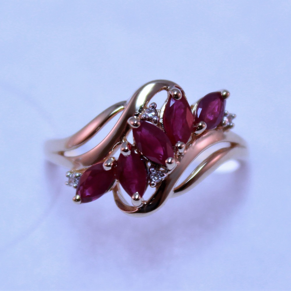 Кольцо из красного золота с рубинами и бриллиантами