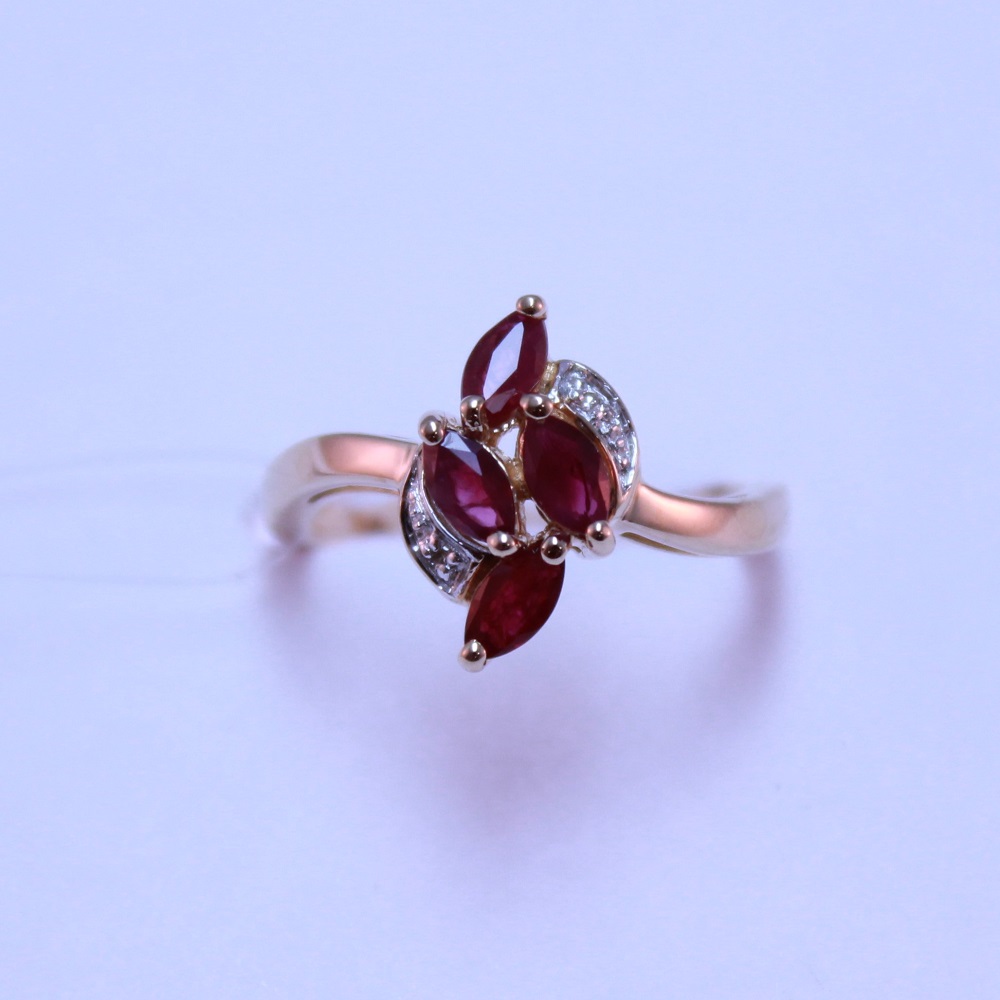 Кольцо из красного золота с рубинами и бриллиантами