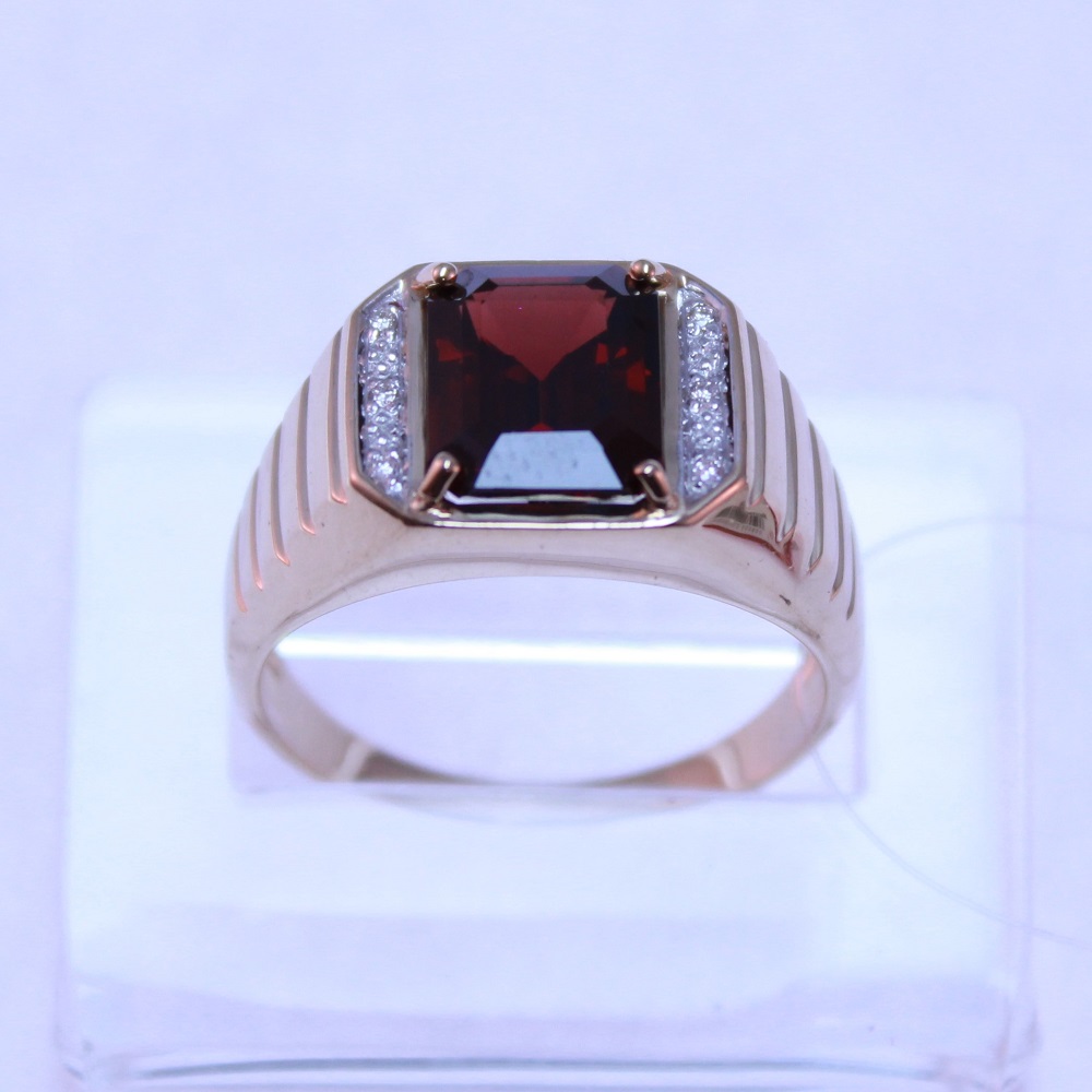 Кольцо из красного золота с гранатом и бриллиантами