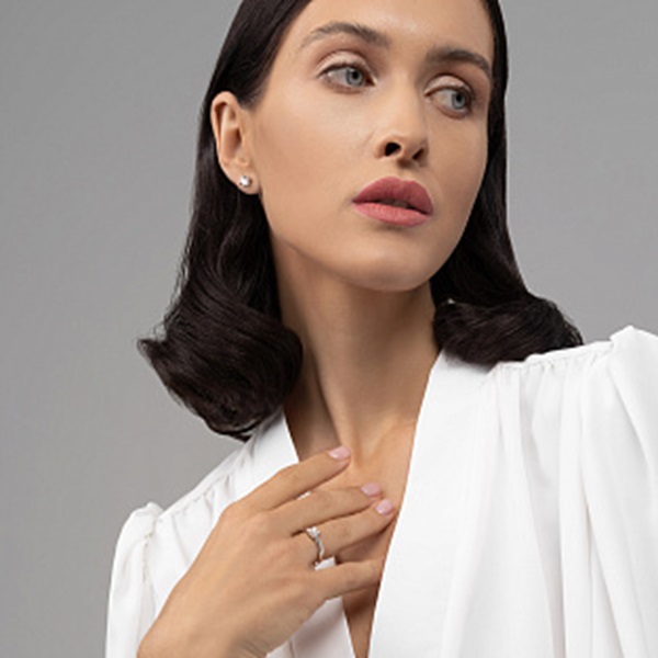 Серьги пусеты из белого золота с бриллиантами