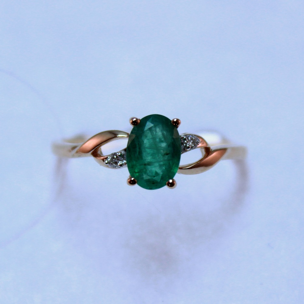 Кольцо из красного золота с изумрудом и бриллиантами