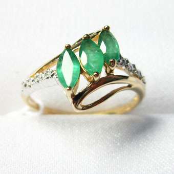 Кольцо из красного золота с изумрудами и бриллиантами