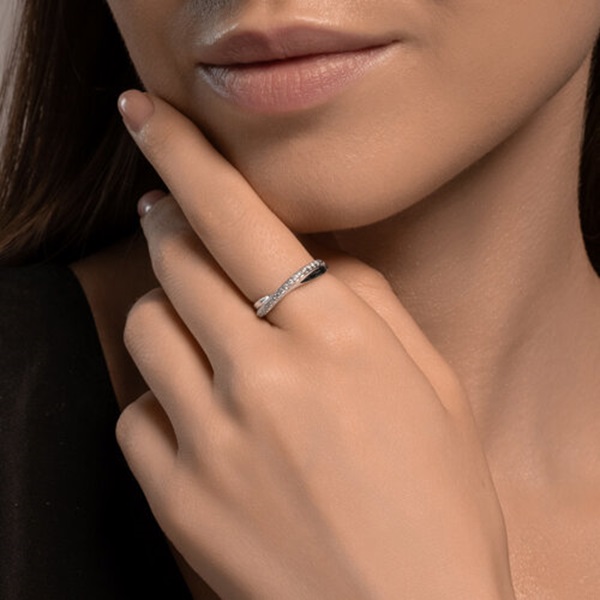 Кольцо из серебра с фианитами