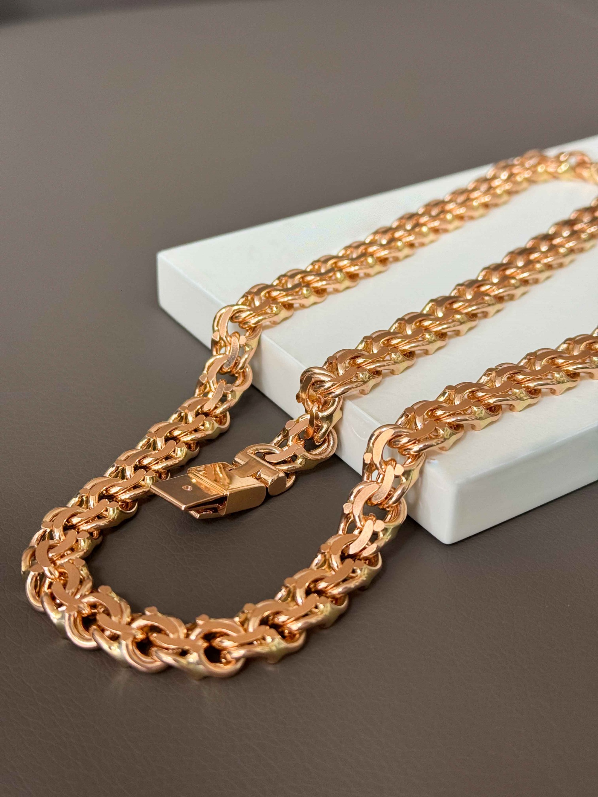 Цепь из красного золота, плетение «Бисмарк»