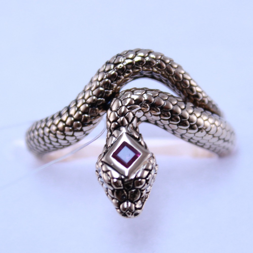 Кольцо из красного золота с рубином и бриллиантами