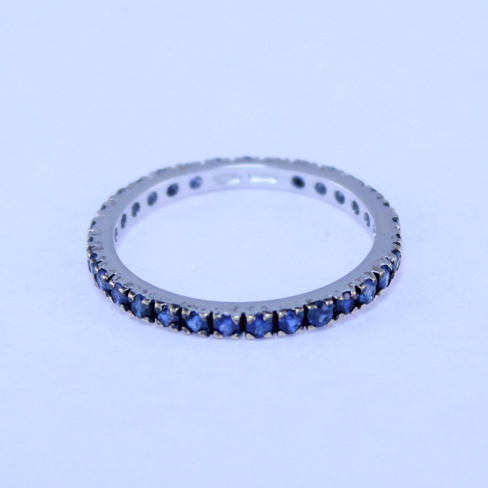 Кольцо из белого золота с сапфирами