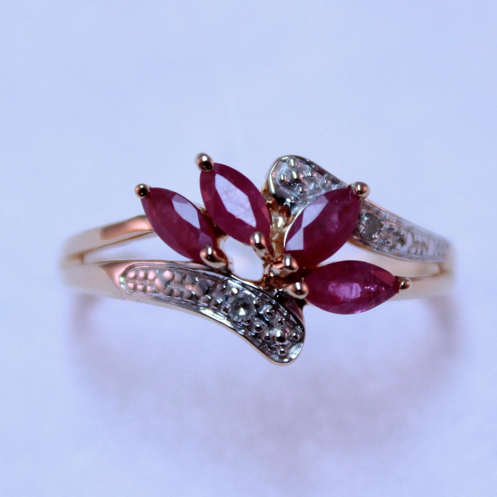 Кольцо из красного золота с рубинами и бриллиантами