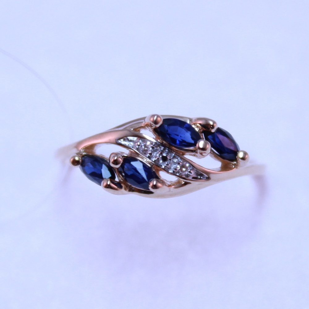 Кольцо из золота с сапфирами и бриллиантами