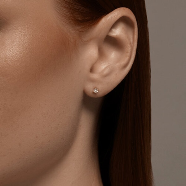 Серьги пусеты из желтого золота с бриллиантами и рубинами