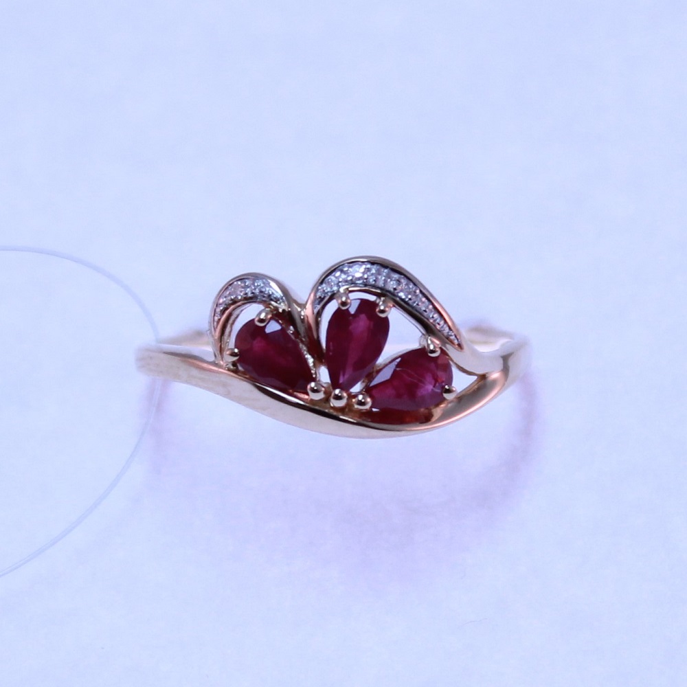 Кольцо из красного золота с рубинами и бриллиантами