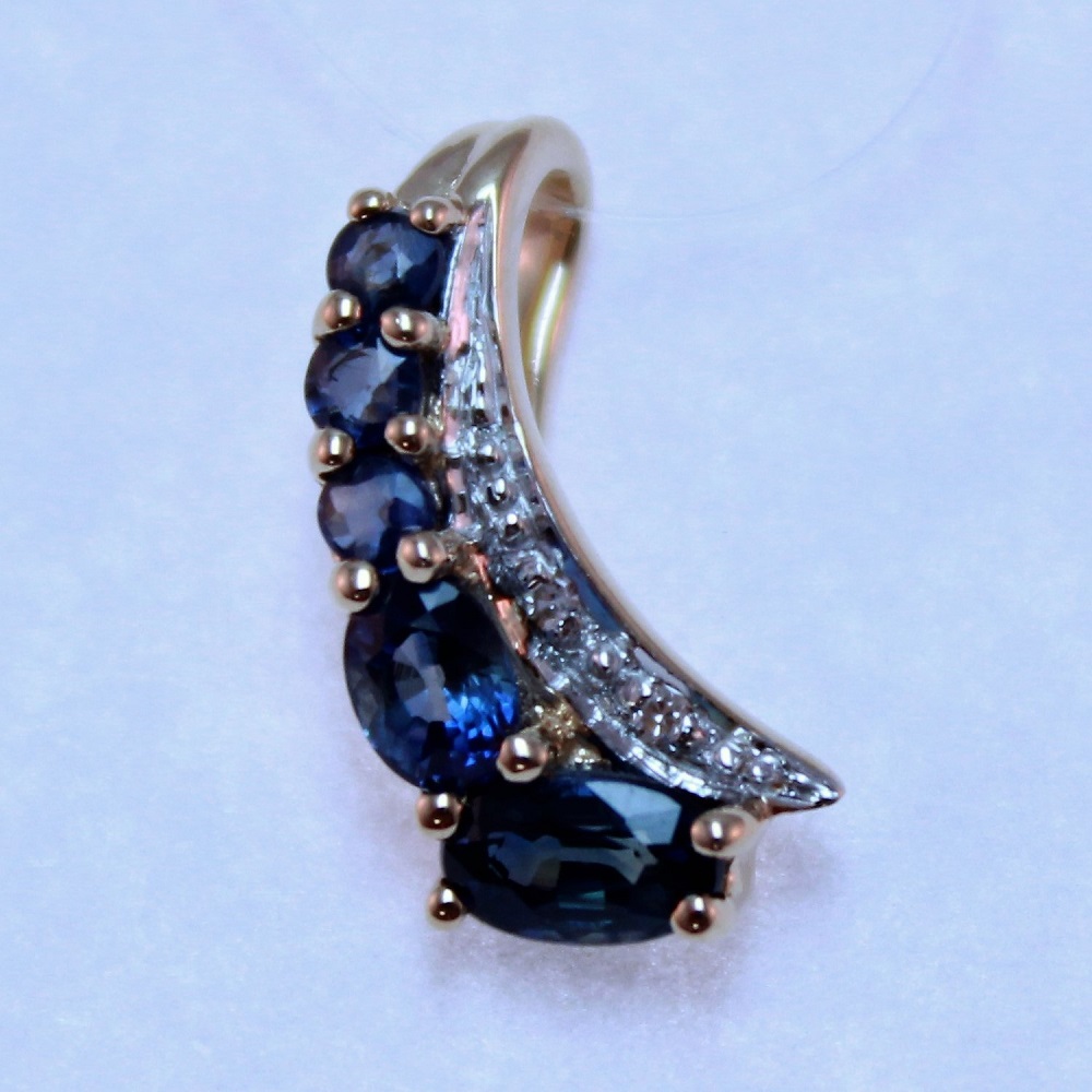 Подвеска из красного золота с сапфирами и бриллиантами