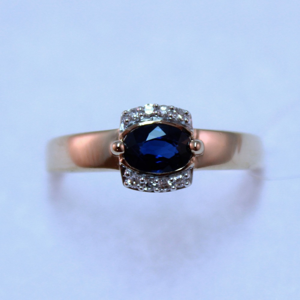 Кольцо из красного золота с сапфиром и бриллиантами