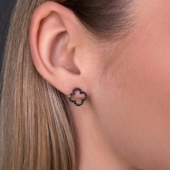 Серьги-пусеты из серебра с черной шпинелью