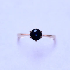 Кольцо из золота с сапфиром