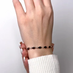 Браслет из серебра с гранатами и фианитами