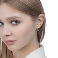 Серьги из красного золота с гидротермальными изумрудами и фианитами
