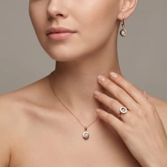 Кольцо из красного золота с танцующим бриллиантом