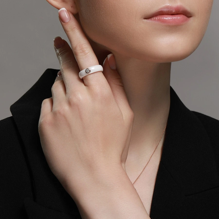 Кольцо из белой керамики с белым золотом и бриллиантом